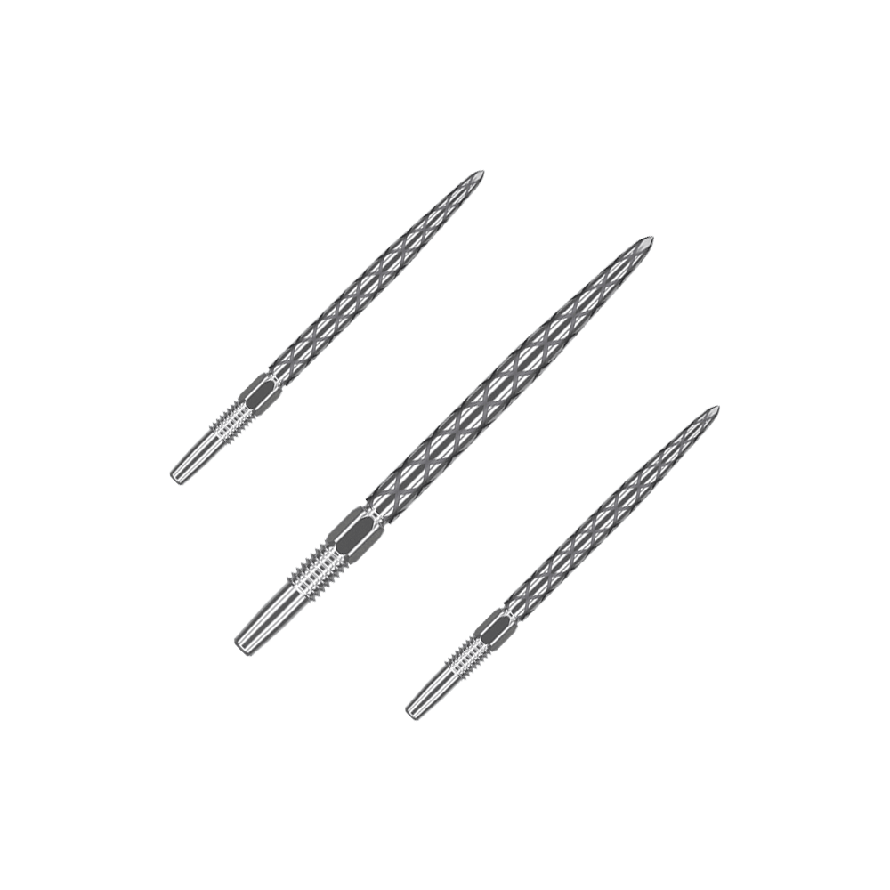 Puntas de dardos Target Swiss Diamond Pro Silver Points Auf dem Bild sind drei silberne Dartspitzen mit einem rautenförmigen Muster zu sehen. Sie liegen parallel nebeneinander auf einem grünen Hintergrund.