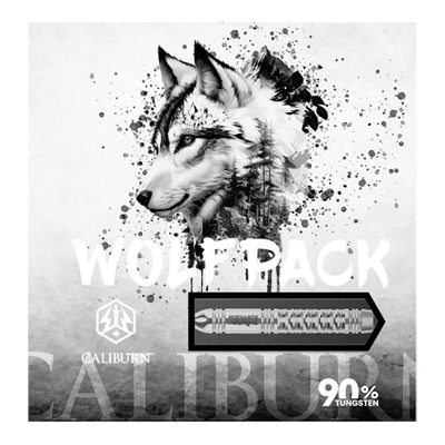 Dardos de acero Caliburn Wolfpack W1 - 23 g Das Bild zeigt die Verpackung der "Caliburn Wolfpack W1 Steeldarts - 23,5g". Auf der Vorderseite ist ein Wolfskopf zusammen mit einem abgebildeten Dartpfeil und dem Hinweis "90% Tungsten" zu sehen.