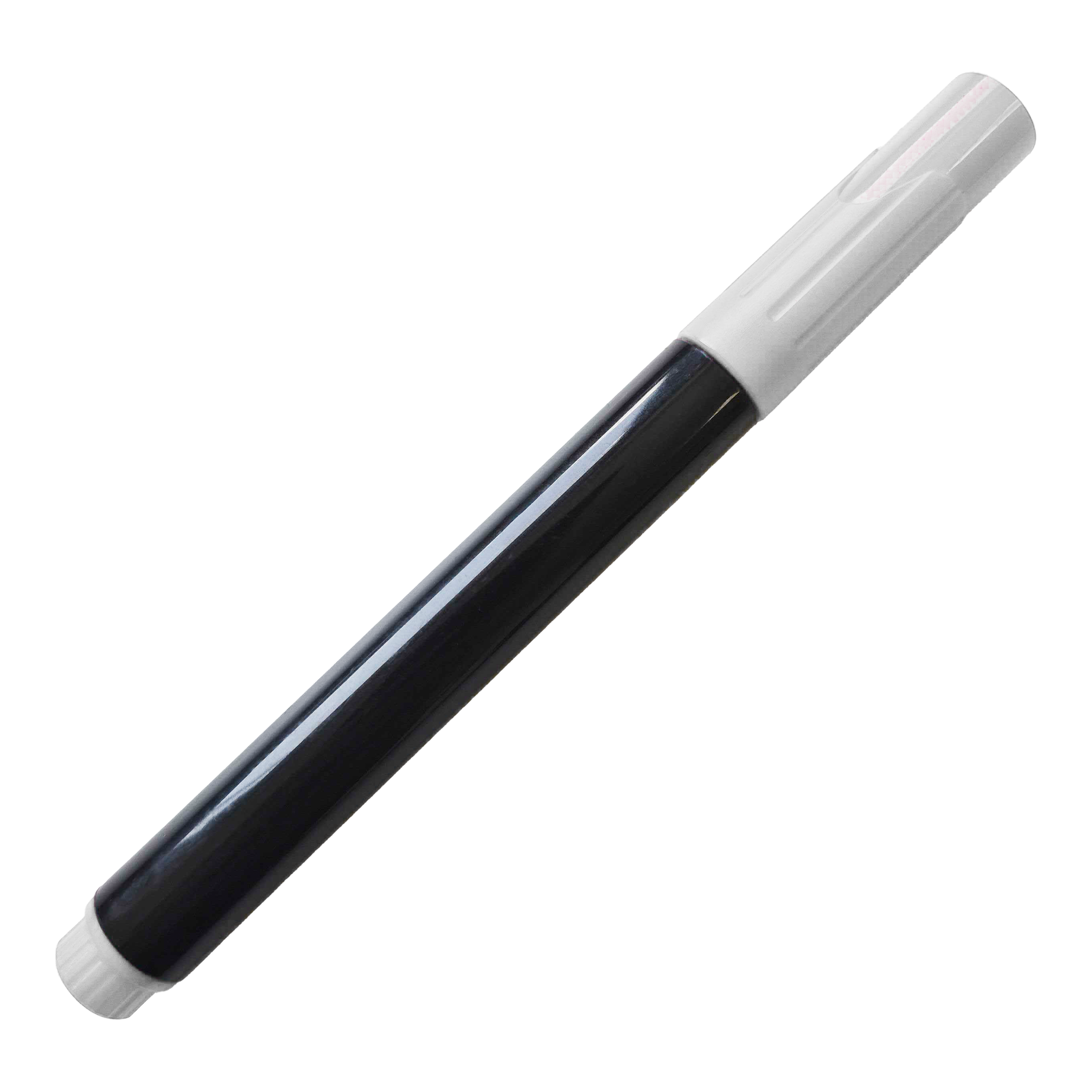 Auf dem Bild ist ein schwarzer Whiteboard-Marker mit weißer Kappe zu sehen. Der Marker liegt schräg auf einem neutralen Hintergrund.