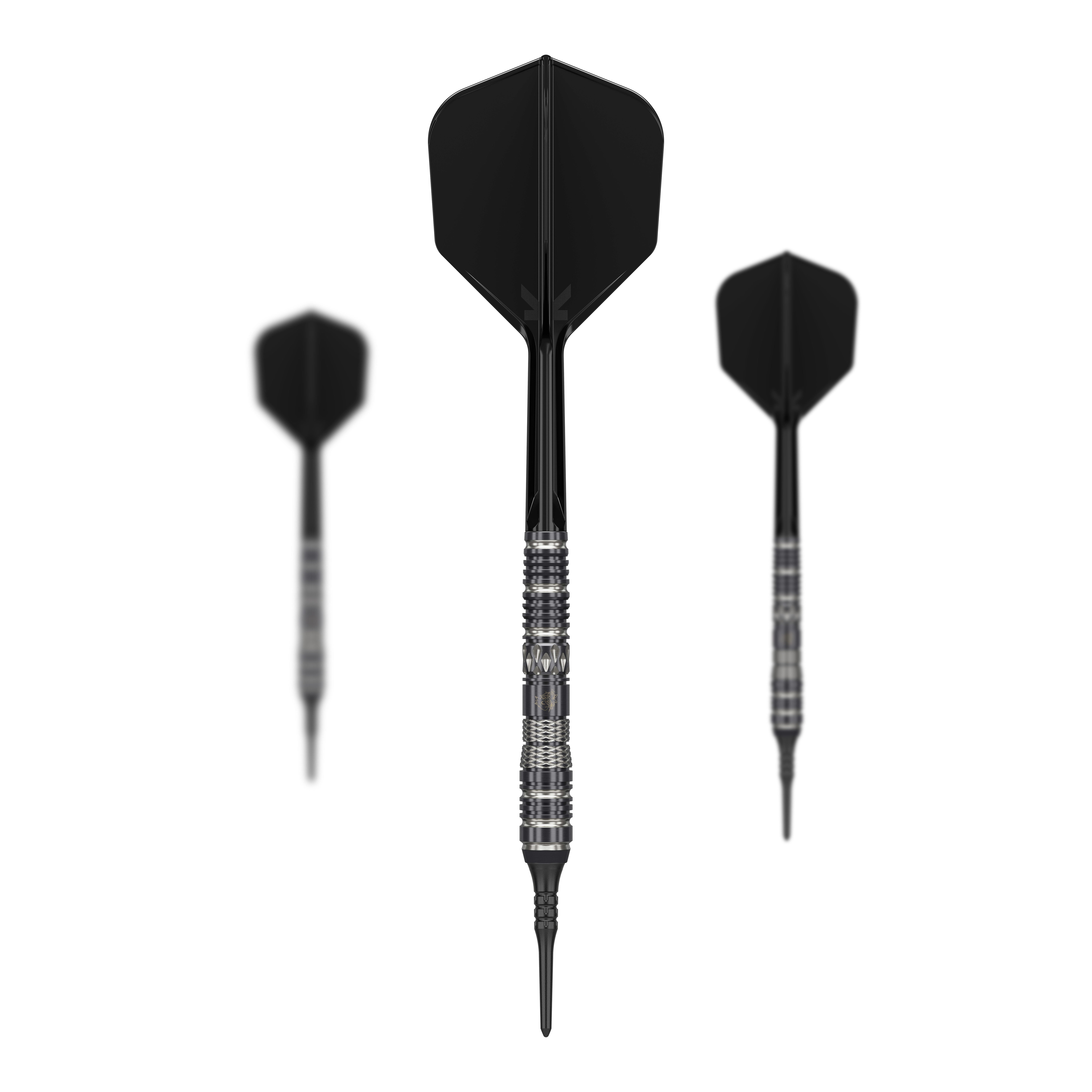 Das Bild zeigt drei schwarze Softdarts aus der Serie "Target Japan Black Marque Dragon 3" mit einem Gewicht von 18g. Der mittlere Dart ist zentral und größer dargestellt, während die beiden anderen im Hintergrund stehen.