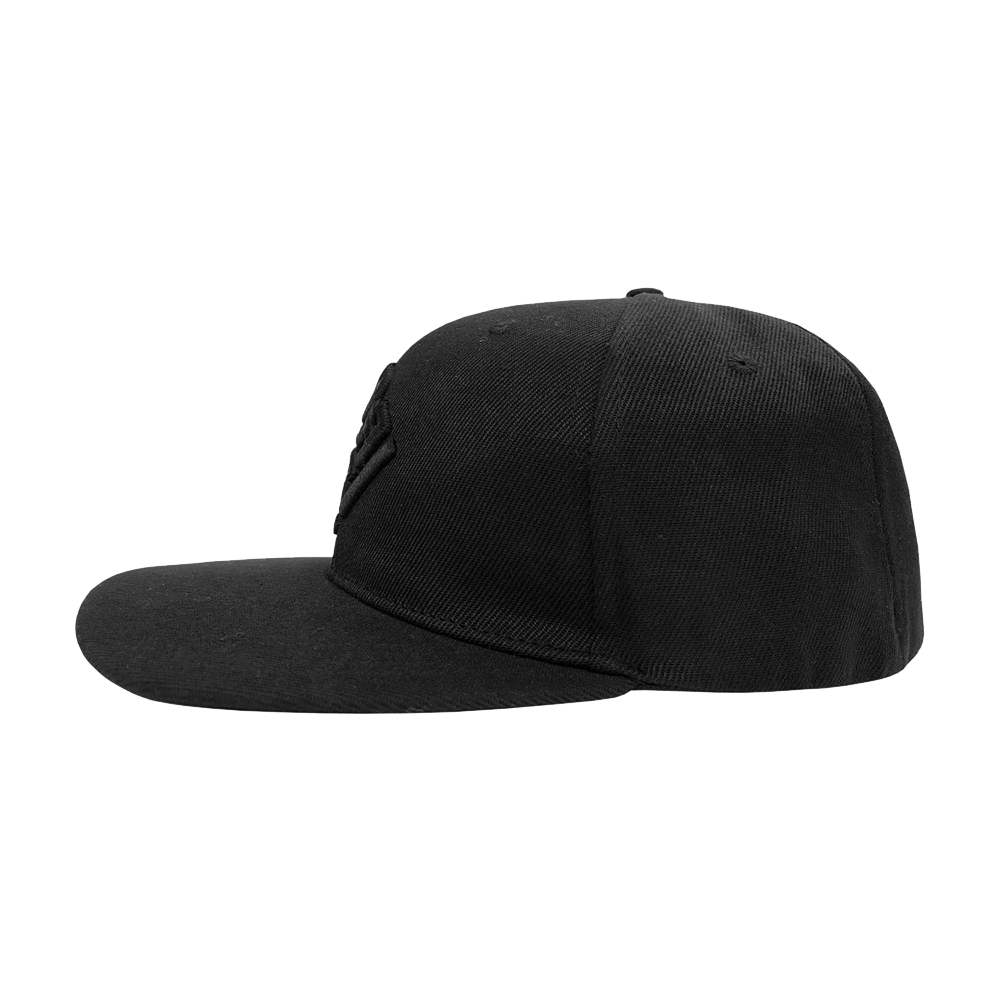 DTRS_CBK_Sport1_DRTS-_Kollektion_Cap_schwarz_2 Die Abbildung zeigt eine schwarze Cap aus der SPORT1 DRTS. Kollektion. Die Kappe hat eine gerade Schirmform und ein schlichtes Design.