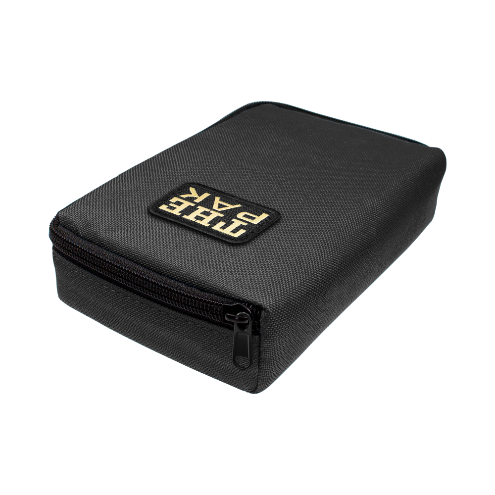 705TP_The_Pak_Dartcase_Schwarz_2 Auf dem Bild ist das Produkt „The Pak Dartcase“ zu sehen. Es handelt sich um ein schwarzes Etui mit Reißverschluss und Logo auf der Oberseite.