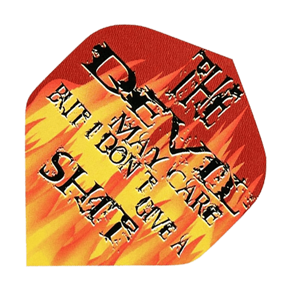 Vuelos de pentatlón El diablo puede cuidar Das Bild zeigt ein Dart-Flight mit Flammenmotiv und auffälligem Schriftzug. Auf dem Flight steht: "THE DEVIL MAY CARE BUT I DON'T GIVE A SHITE".