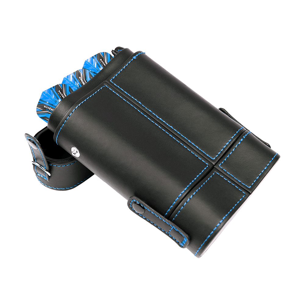 HRT-16419_Harrows_Prima_Dartcase_Aqua_5 Auf dem Bild ist das Produkt "Harrows Prima Dartcase" zu sehen. Es handelt sich um ein schwarzes Dart-Etui mit blauen Nähten, in dem Darts aufbewahrt werden.