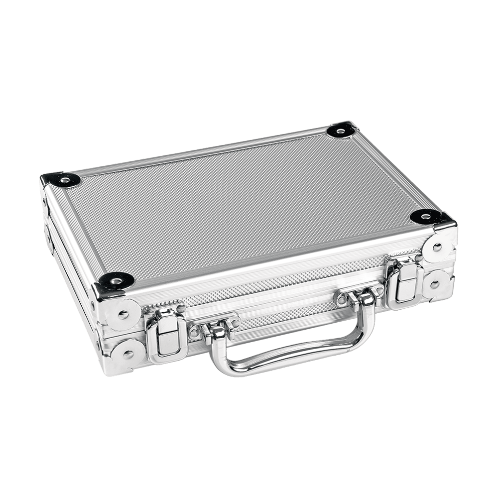 8025-02_Karella_Alukoffer_Silber_1 Auf dem Bild ist ein silberner Aluminiumkoffer zu sehen. Er hat eine strukturierte Oberfläche und stabile Metallecken.