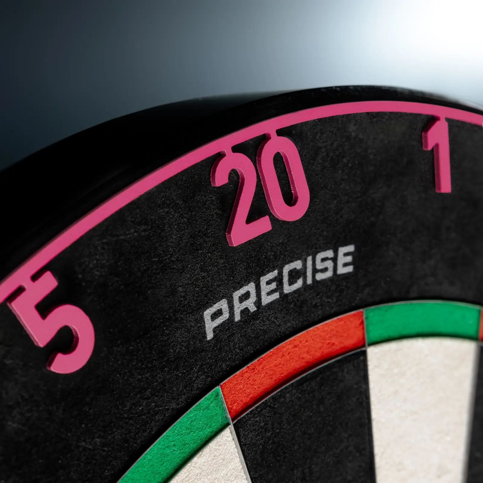 Diana de dardos Precise 180 Endorphine de acero con aro numerado - Rosa cibernético Zu sehen ist das Precise 180 Endorphine Steeldartboard mit Nummernring in der Farbe Cyber Pink. Dieses Board bietet präzises Werfen und modernes Design.