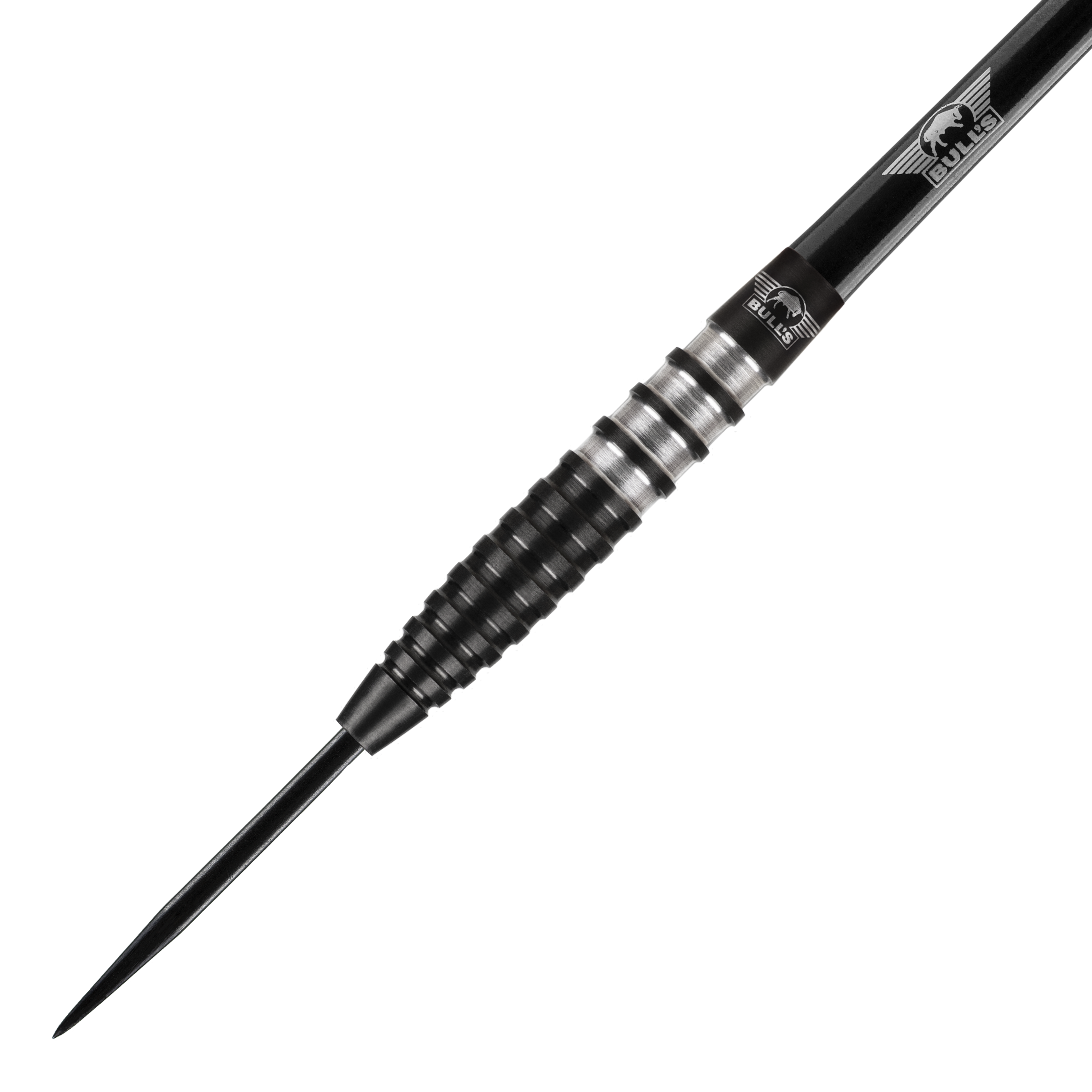 Dardos de acero negros Bulls NL Lightning Das Bild zeigt einen schwarzen Steeldart der Marke Bulls NL mit gerilltem Griff. Die Spitze und der Schaft sind ebenfalls schwarz, und das Bulls-Logo ist auf dem Schaft zu sehen.