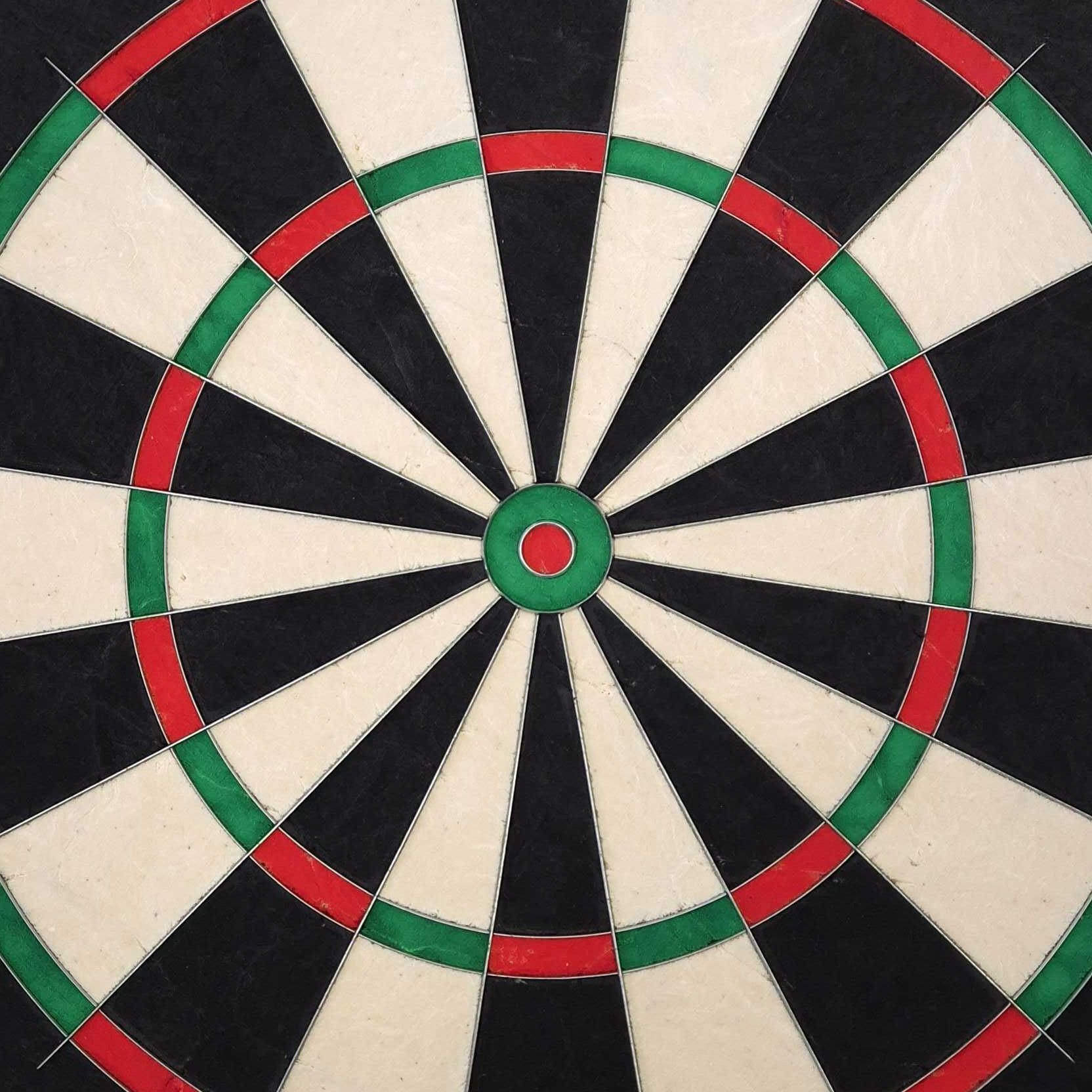 Diana de dardos de acero Mission Samurai Infinity Das Bild zeigt das Produkt "Mission Samurai Infinity Steeldartboard". Die Dartscheibe hat ein klassisches Design mit schwarzen, weißen, roten und grünen Segmenten.
