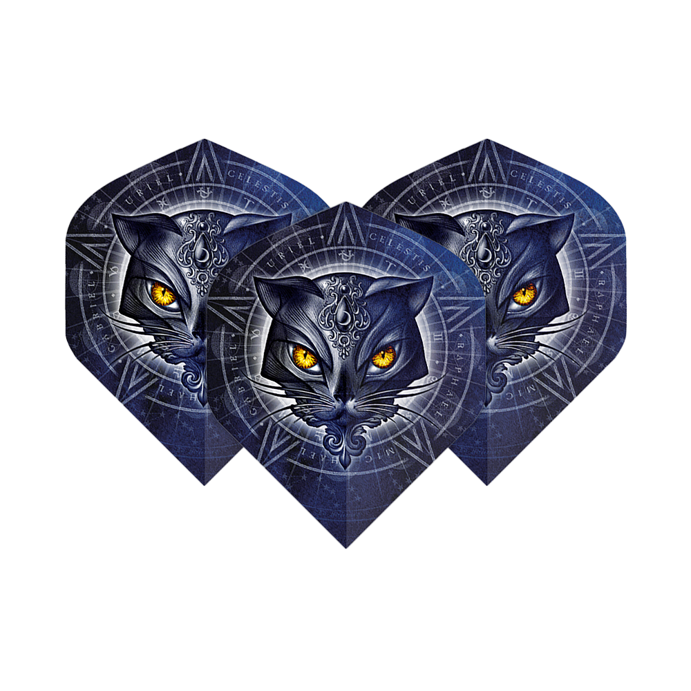 Vuelos estándar Alchemy Star Of Ailouros No2 Das Bild zeigt drei Dart-Flights mit einem mystischen Katzenkopf-Design und leuchtend gelben Augen. Im Hintergrund sind geometrische Muster und kreisförmige Symbole zu sehen.