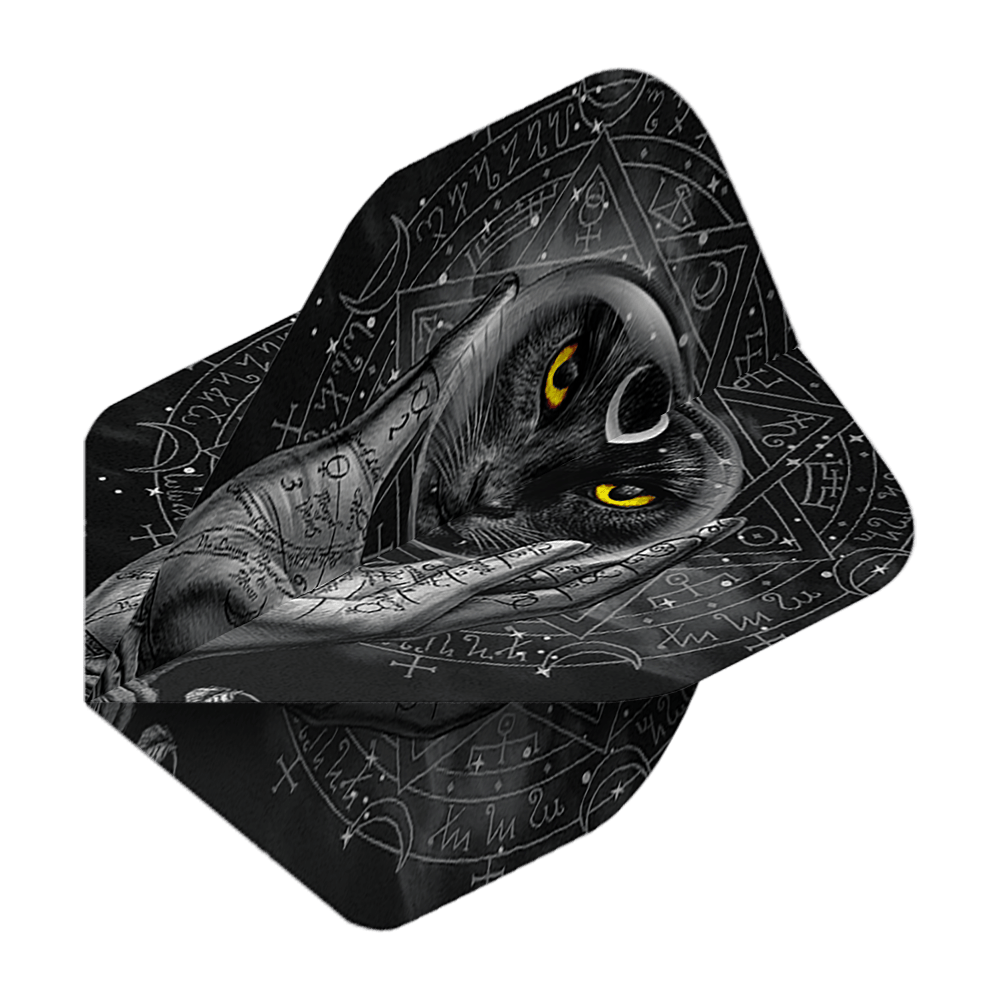 Alchemy Grimalkins Glass No2 Vuelos Estándar Das Bild zeigt ein Dartflight mit einem schwarzen Katzenmotiv und leuchtend gelben Augen. Im Hintergrund sind mystische Symbole und eine beschriebene Hand zu sehen.
