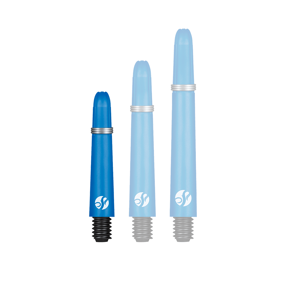 Flechas de carbono Shot Koi - Azul Auf dem Bild sind drei blaue Dartschäfte in verschiedenen Längen zu sehen. Sie haben schwarze Gewinde und silberne Ringe.