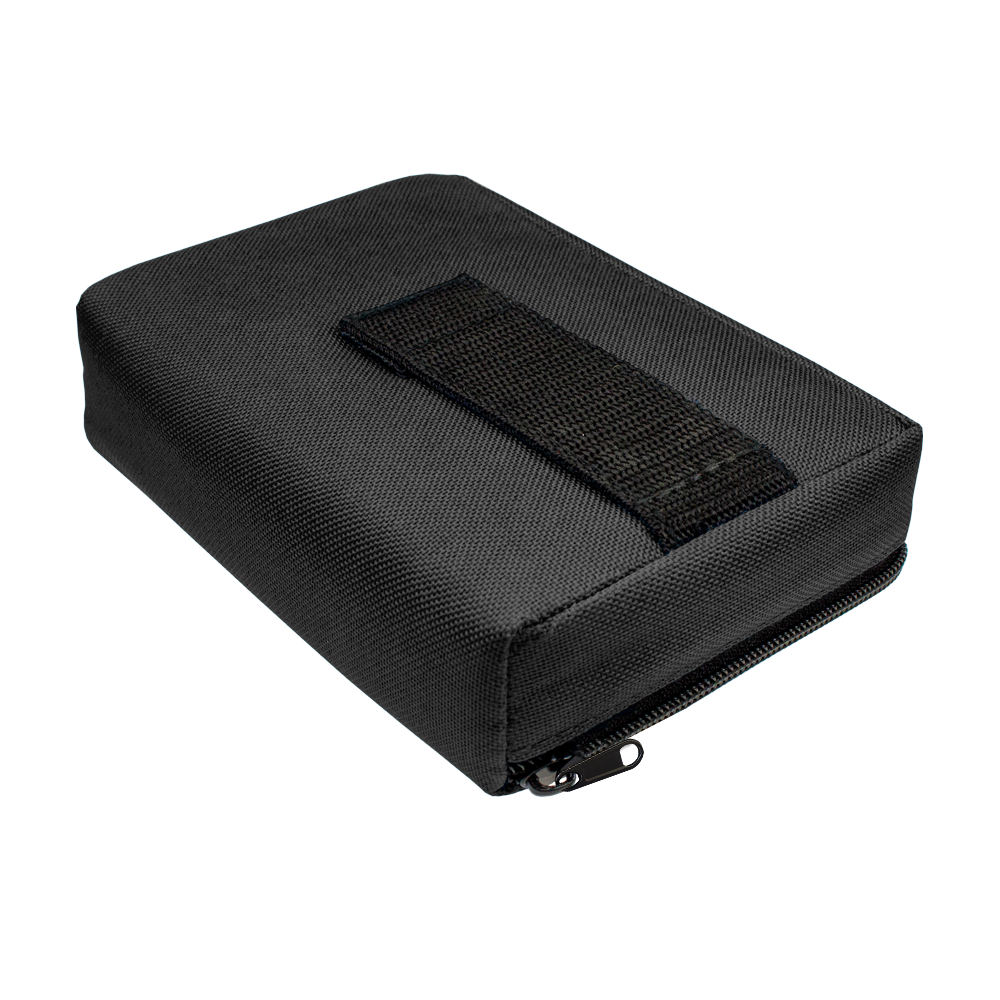 705TP_The_Pak_Dartcase_Schwarz_3 Das Bild zeigt das Produkt "The Pak Dartcase". Es ist ein schwarzes, rechteckiges Etui mit einem Reißverschluss und einer Schlaufe auf der Oberseite.