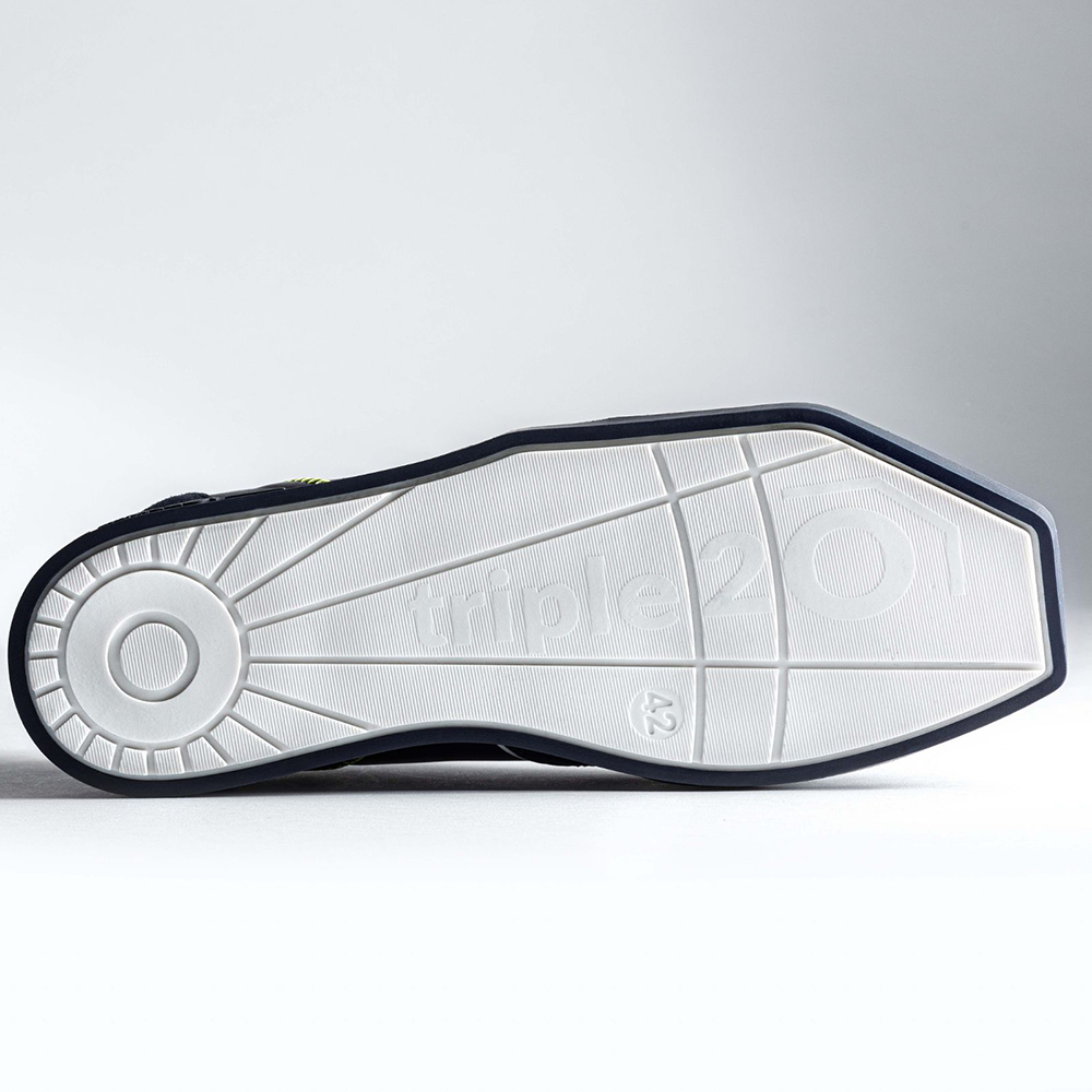 20102005-00_Triple20_Dartschuhe_Leder_Blau_Weiss_6 Das Bild zeigt die Sohle eines Schuhs mit der Aufschrift „triple20“. Es handelt sich um den Dartschuh „Triple20 Dartschuhe Leder - Blau Weiß“.