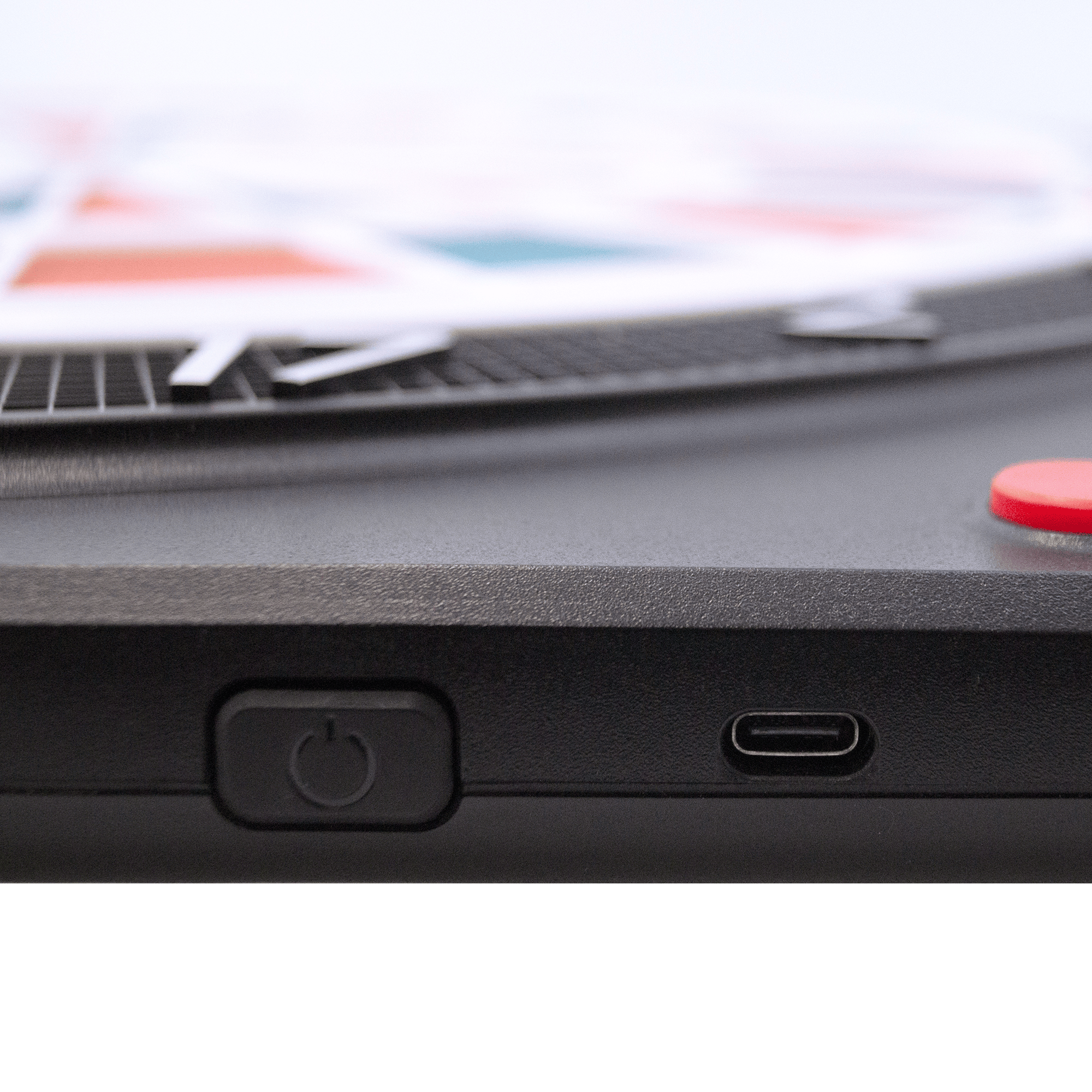 Diana electrónica blanda Karella CB-Smart Das Bild zeigt einen Ausschnitt der Karella CB-Smart Elektronische Soft-Dartscheibe. Zu sehen sind der Ein-/Ausschalter und ein USB-C Anschluss an der Seite des Geräts.