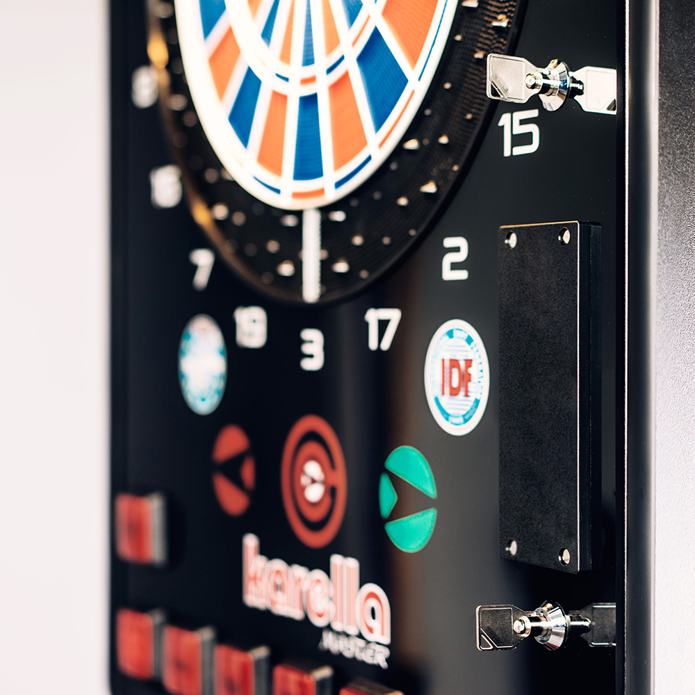 Karella_E-Master_Dartautomat_Detail_Ohne_M-nzeinwurf Das Bild zeigt einen elektronischen Dartautomaten „Karella E-MASTER“ ohne Münzeinwurf. Man sieht das Dartboard und die Bedientasten deutlich auf der Vorderseite des Gerätes.
