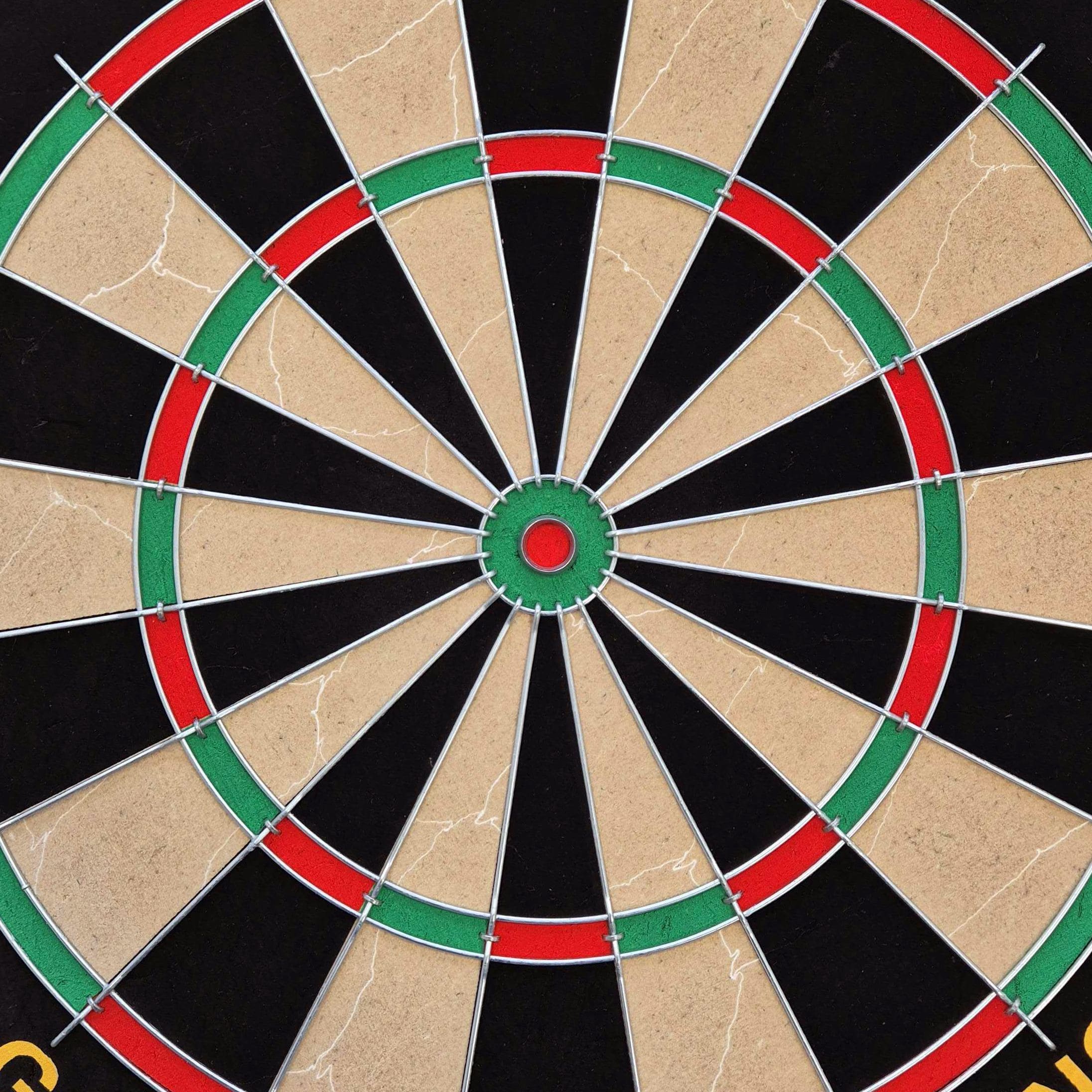 Juego de dardos de acero Target Gabriel Clemens Das Bild zeigt eine klassische Steeldart-Scheibe mit schwarz, rot, grün und beigen Feldern. Es handelt sich um das Produkt "Target Gabriel Clemens Steeldartboard Set".