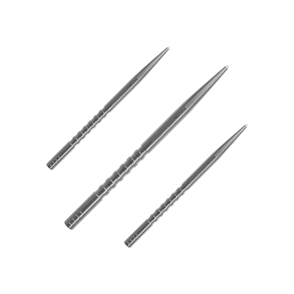 Puntas de dardo Condor Beak Point con corte Das Bild zeigt drei silberfarbene Dartspitzen, die nebeneinander liegen. Sie sind lang, schmal und haben feine Rillen entlang der Oberfläche.