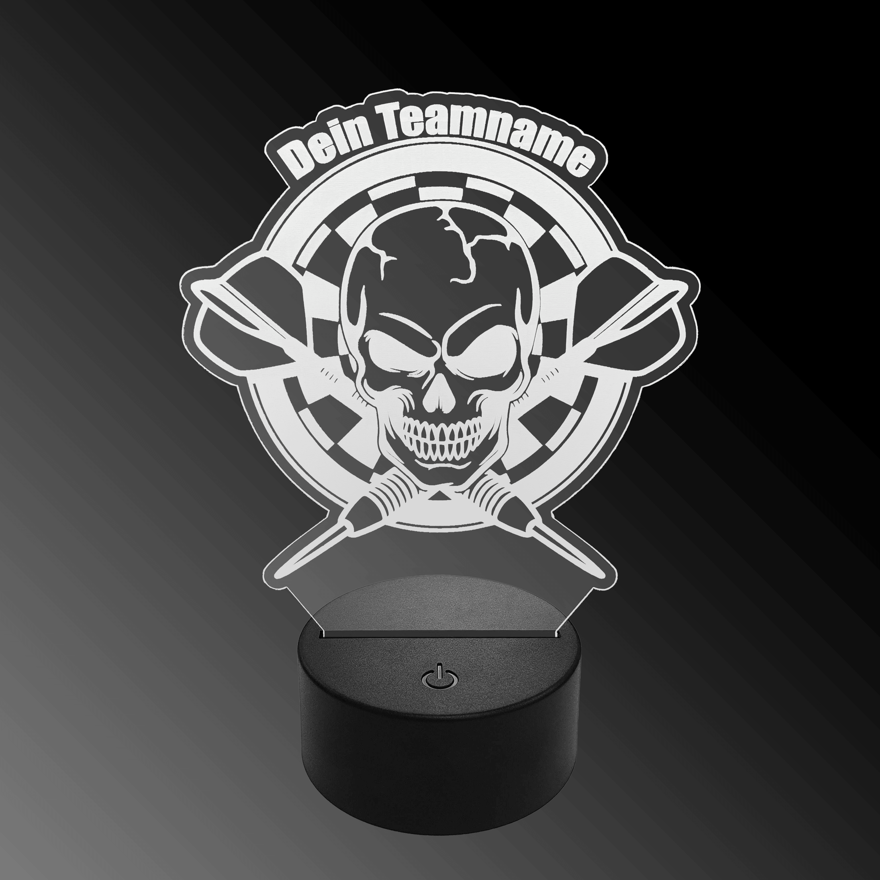 Lámpara de dardo LED de plexiglás con texto personalizado Das Bild zeigt eine LED-Lampe mit einem Plexiglas-Aufsatz in Form eines Totenkopfs vor einer Dartscheibe mit zwei gekreuzten Dartpfeilen. Oben steht der Schriftzug "Dein Teamname".