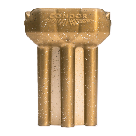 Estuche para dardos Condor DUAL Das Bild zeigt ein goldfarbenes Dartcase mit dem Schriftzug "CONDOR" und einem Flügelmuster darauf. Das Etui hat drei einzelne Fächer für Darts.