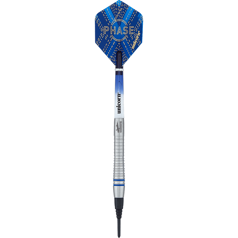 04504_Unicorn_World_Champion_Gary_Anderson_Phase_6_Softdarts_1 Das Bild zeigt einen Softdart der Marke Unicorn aus der Phase 6 World Champion Gary Anderson Serie. Der Dart hat ein silbernes Barrel und einen blauen Flight mit dem Aufdruck „PHASE 6“.