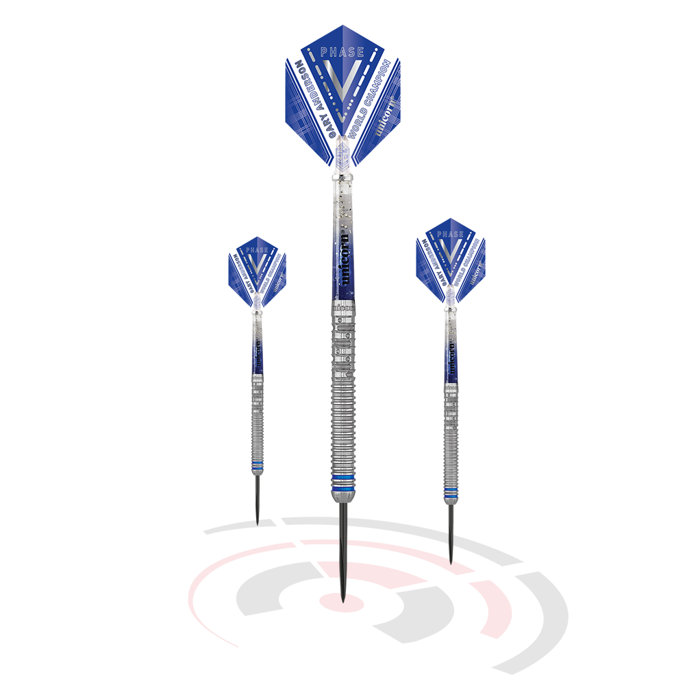 29020_Unicorn_W_C_Gary_Anderson_Phase_5_Steeldarts1 Das Bild zeigt drei Steeldarts des Modells "Unicorn W.C. Gary Anderson Phase 5". Die Darts haben silberne Schäfte und blaue Flights mit weißem Muster.