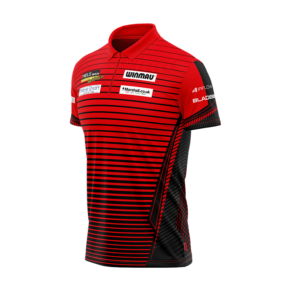 8414_Winmau_Joe_Cullen_Dartshirt_3 Das Bild zeigt das "Winmau Joe Cullen Dartshirt" in Rot mit schwarzen Streifen. Auf dem Shirt sind mehrere Sponsorenlogos zu sehen.