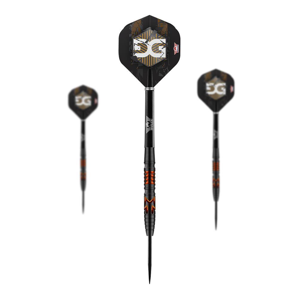 Dardos de acero al 90 % de Martijn Kleermaker de Bulls NL Auf dem Bild sind drei moderne Steeldarts mit schwarzem Schaft und auffälligen orangenen Akzenten zu sehen. Die Flights der Darts sind schwarz mit weiß-goldenem Muster und dem Schriftzug "5G".