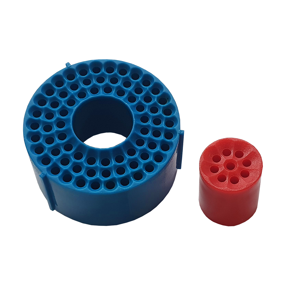 GRN0148_Granboard_132_Ersatzfelder_Bullseye_Set_2 Auf dem Bild sind zwei Ersatzfelder für das Granboard 132 zu sehen. Das größere Feld ist blau und das kleinere Feld ist rot.