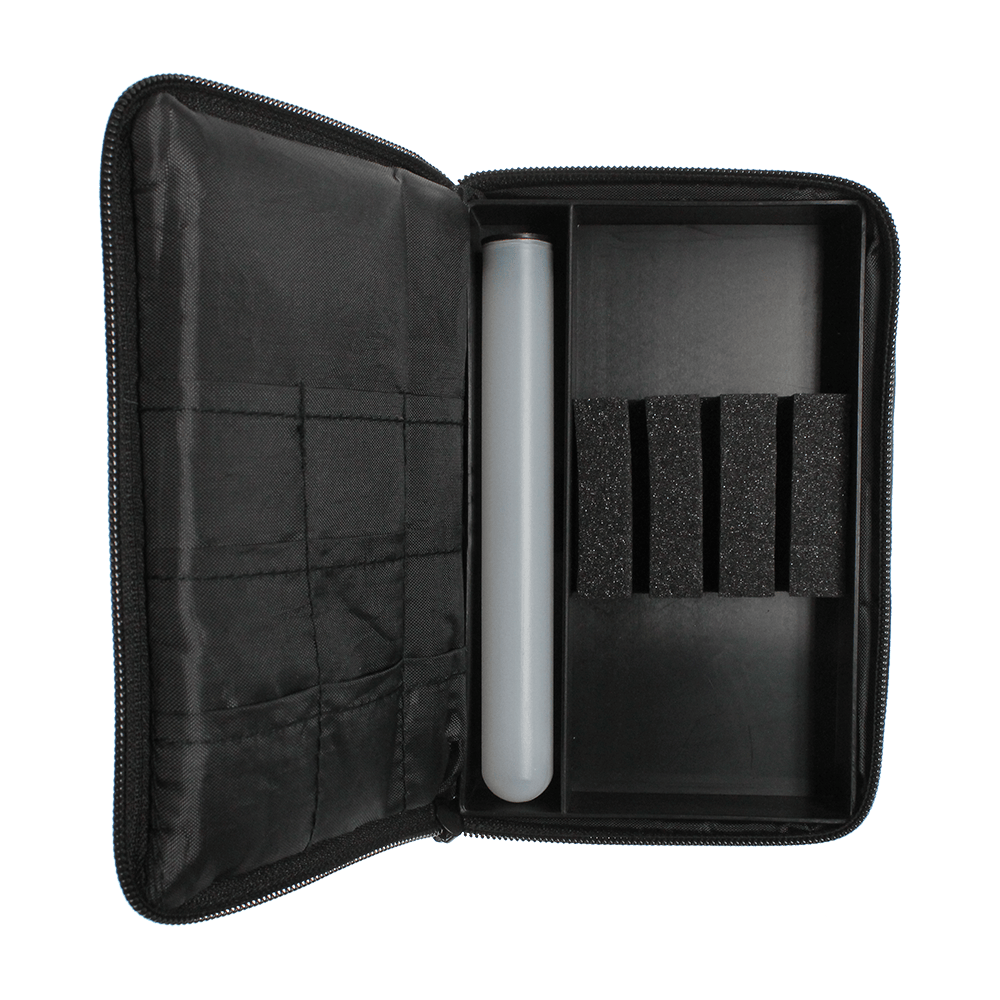 _The_Pak_Dartcase_OPEN_1HVEYMPSPxvj9p Das Bild zeigt ein geöffnetes schwarzes Etui namens "The Pak Dartcase". Im Inneren befinden sich Fächer und eine Röhre zur Aufbewahrung von Dartzubehör.