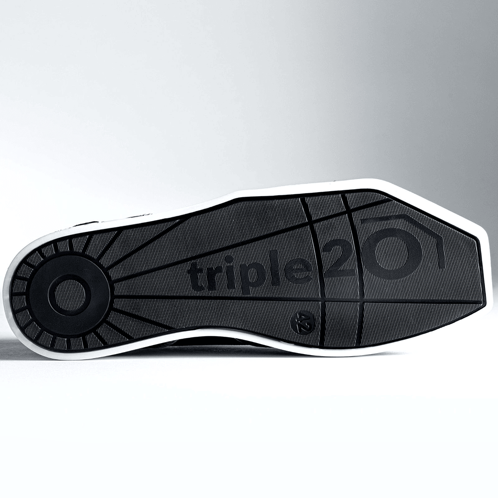 20100002-00_Triple20_Dartschuhe_Leder_Weiss_Schwarz_6 Die Abbildung zeigt die Sohle des Produkts "Triple20 Dartschuhe Leder - Weiß Schwarz". Auf der Sohle steht deutlich sichtbar das Logo "triple20".
