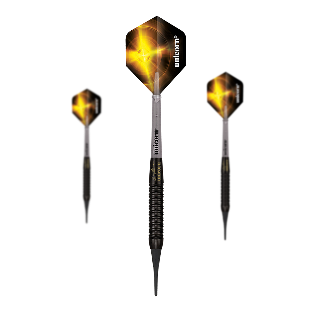 Dardos blandos Unicorn Gary Anderson de latón negro - 18 g Das Bild zeigt drei Unicorn Gary Anderson Black Brass Softdarts mit einem Gewicht von 18g. Die Darts haben schwarze Flights mit gelbem Muster und einen schwarzen, gerillten Schaft.