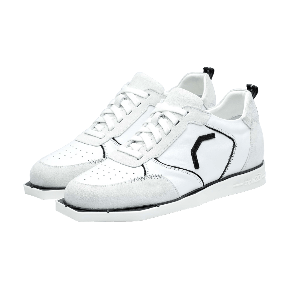 20100002-00_Triple20_Dartschuhe_Leder_Weiss_Schwarz_1 Die Abbildung zeigt die Triple20 Dartschuhe aus Leder in Weiß und Schwarz. Die Schuhe haben weiße Schnürsenkel und auffällige schwarze Details an der Seite.