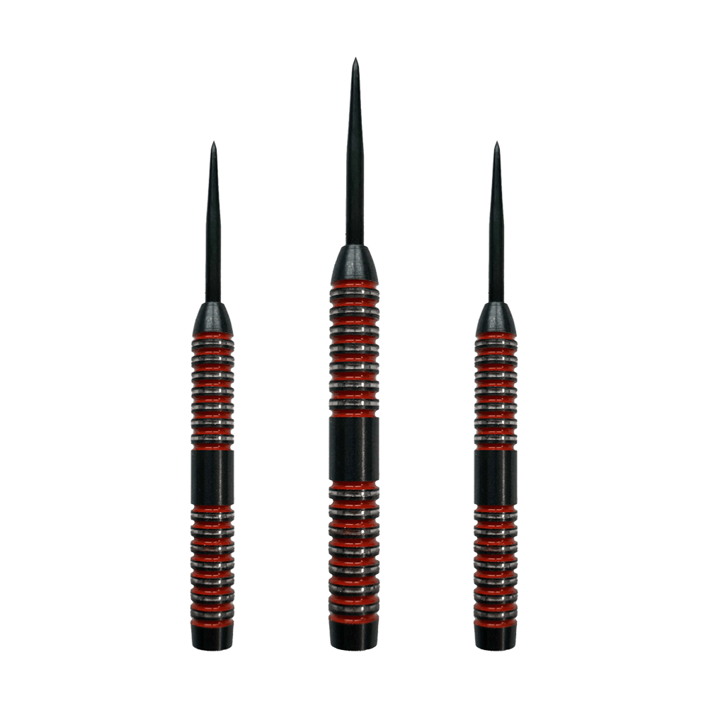Barriles McDart Crimson Steeldart Das Bild zeigt drei McDart Crimson Steeldart Barrels mit schwarzen und roten Rillen. Sie stehen nebeneinander aufrecht mit den Spitzen nach oben.