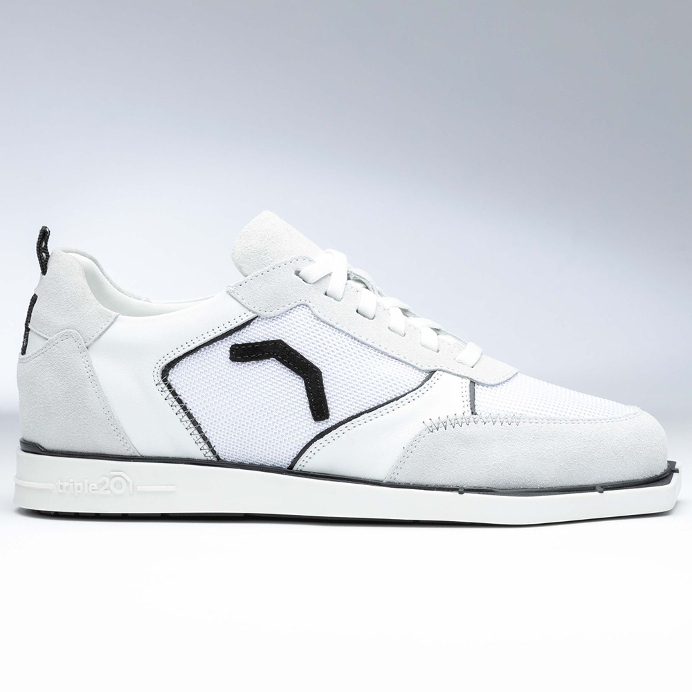 20200004-00_Triple20_Dartschuhe_Textil_Leder_Weiss_Schwarz_2 Der abgebildete Schuh ist der "Triple20 Dartschuhe Textil Leder - Weiß Schwarz". Er besteht aus weißem und grauem Textil sowie Leder und hat schwarze Akzente.