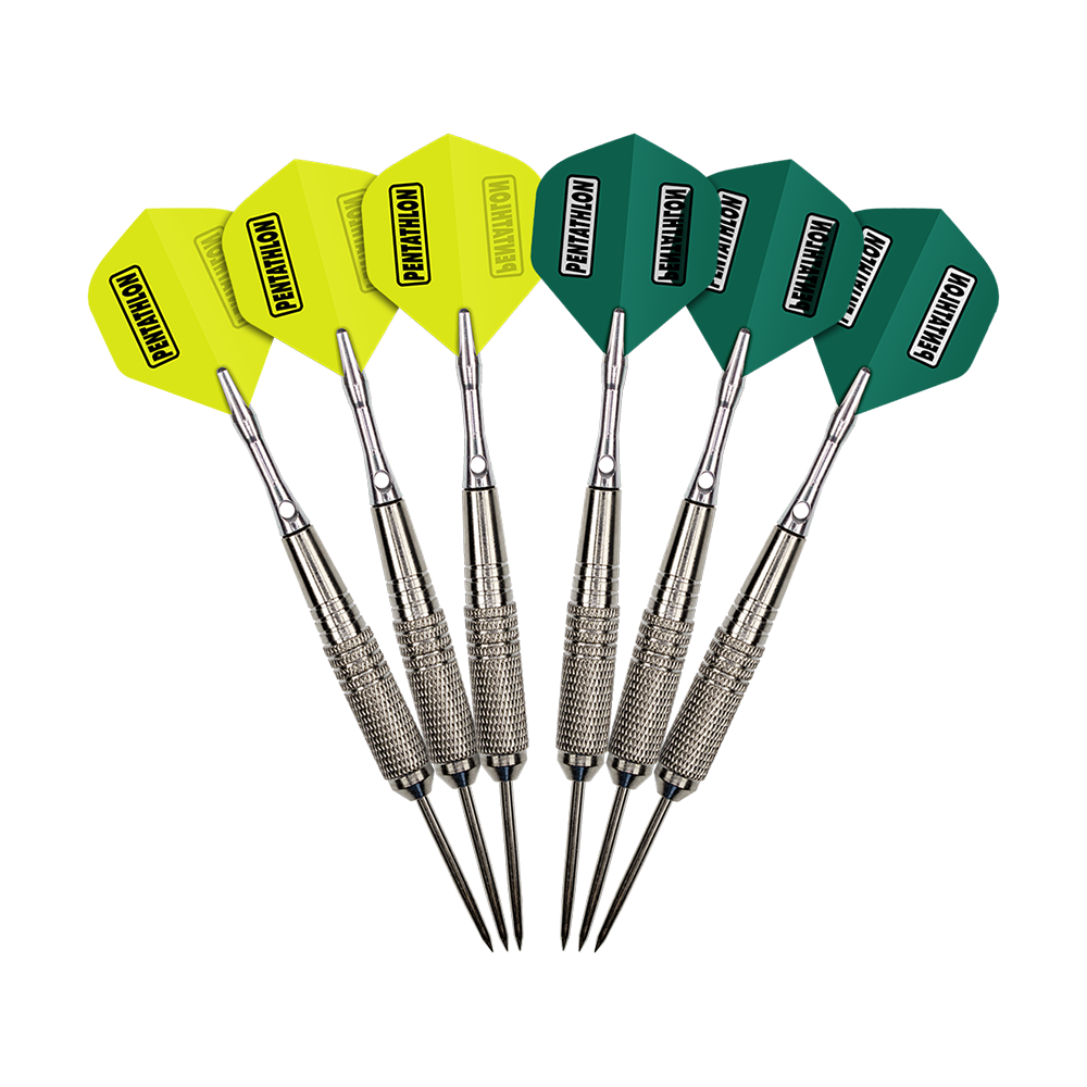 MCST-5_McDart_12er_Steeldarts_2 Das Bild zeigt sechs Steeldarts aus dem Set "McDart 12er Steeldarts". Drei der Flights sind gelb und drei sind dunkelgrün.