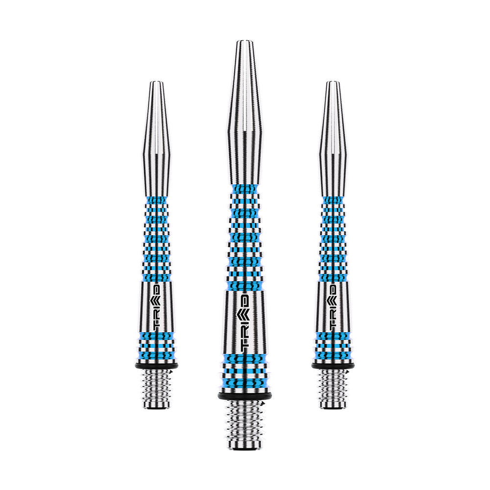 Winmau Triad RX Aluminium Shafts - Blau Das Bild zeigt drei silberne Aluminium Dartschäfte mit blauen Akzenten. Sie haben ein geriffeltes Muster und das Wort "TRIAD" ist darauf zu sehen.