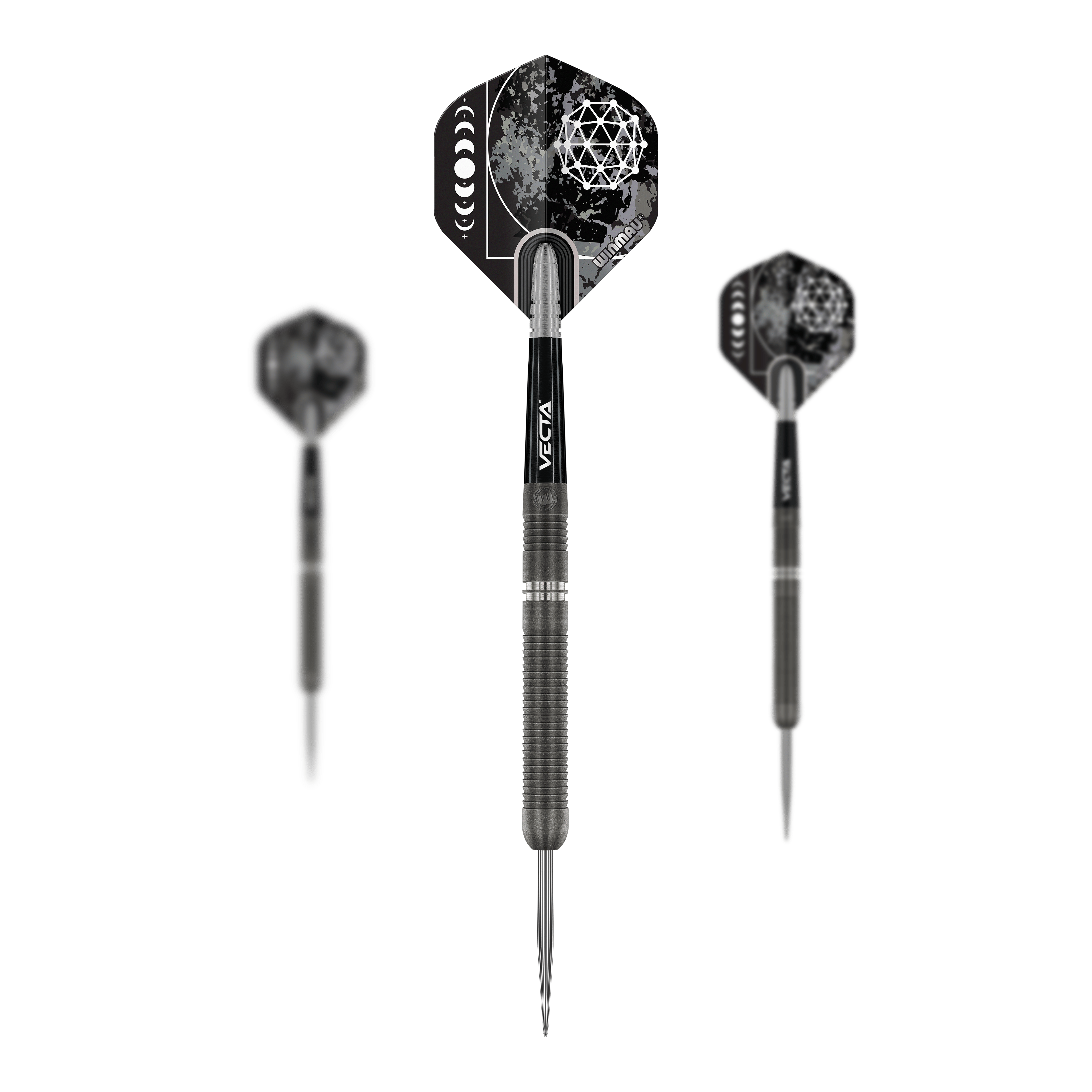 Dardos de acero Winmau Callisto 01 Das Bild zeigt drei Winmau Callisto 01 Steeldarts mit einem modernen, schwarzen Design. Die Flights haben ein geometrisches Muster in Weiß und Grau.