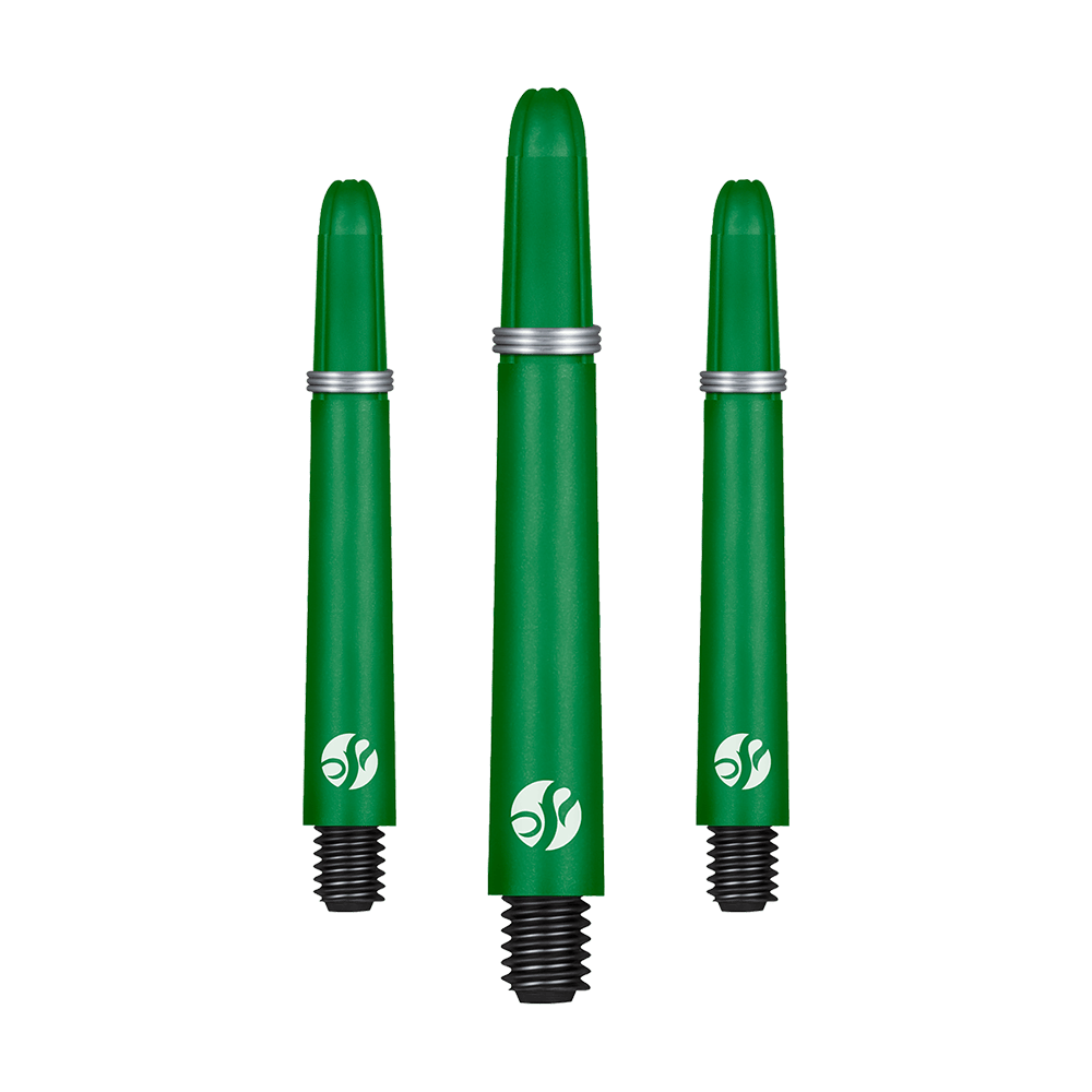 Flechas de carbono Shot Koi - Verde Auf dem Bild sind drei grüne Dartschäfte mit schwarzen Gewinden zu sehen. Sie haben silberne Ringe und ein weißes Logo am unteren Ende.