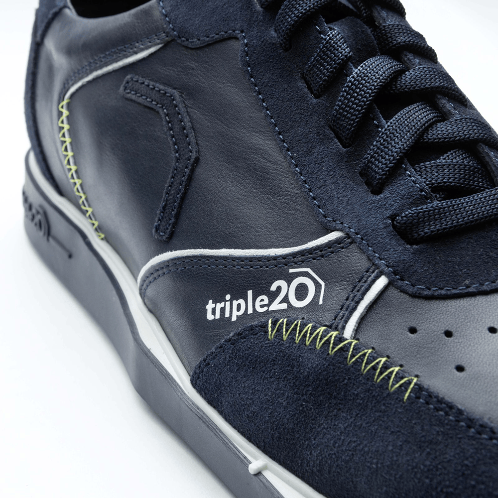 20102005-00_Triple20_Dartschuhe_Leder_Blau_Weiss_5 Der Schuh "Triple20 Dartschuhe Leder - Blau Weiß" ist aus dunkelblauem Leder mit weißen Akzenten gefertigt. Auf der Seite ist das Logo "triple20" aufgedruckt.