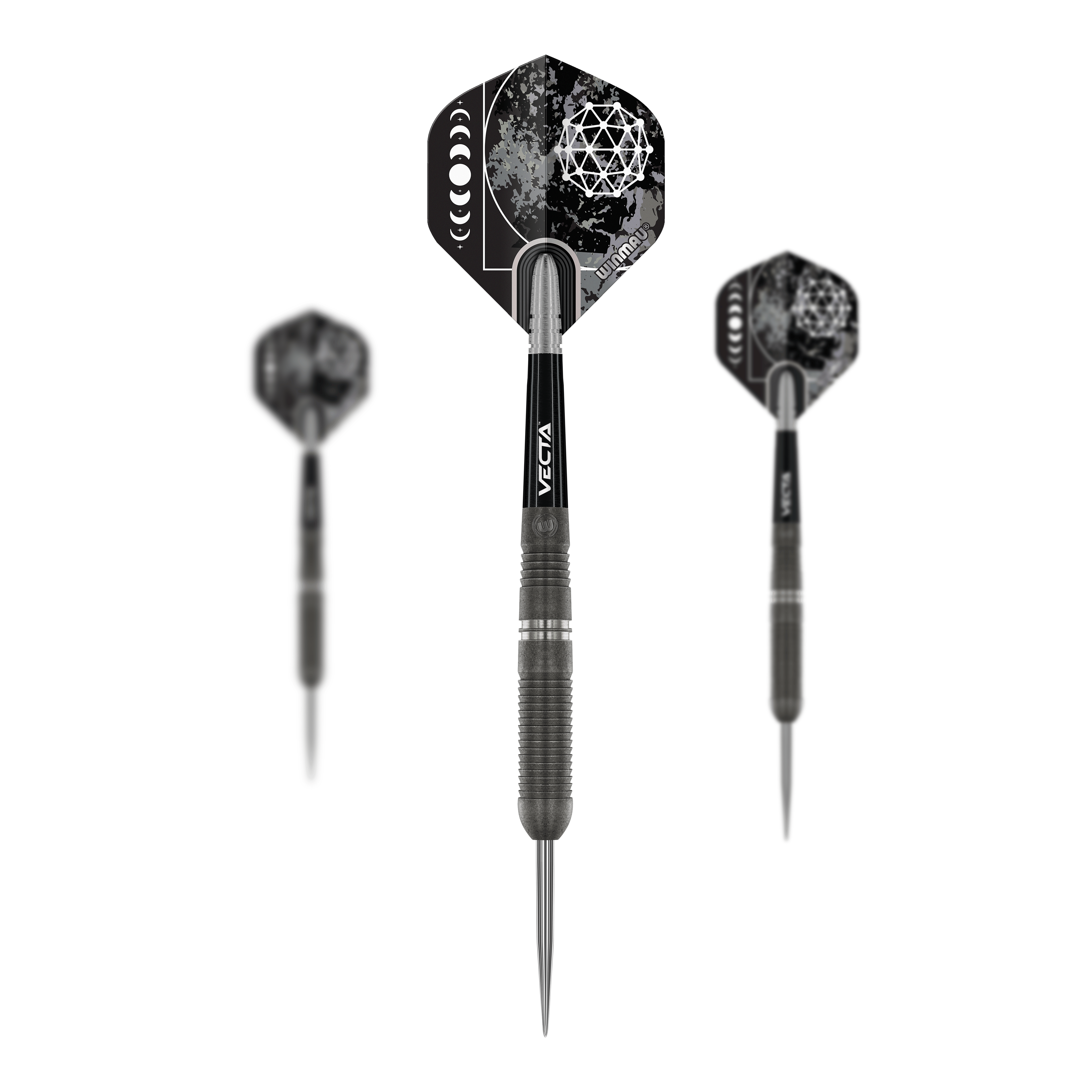 Dardos de acero Winmau Callisto 03 Auf dem Bild sind drei Winmau Callisto 03 Steeldarts zu sehen. Die Pfeile haben ein modernes, dunkles Design mit geometrischen Mustern auf den Flights.