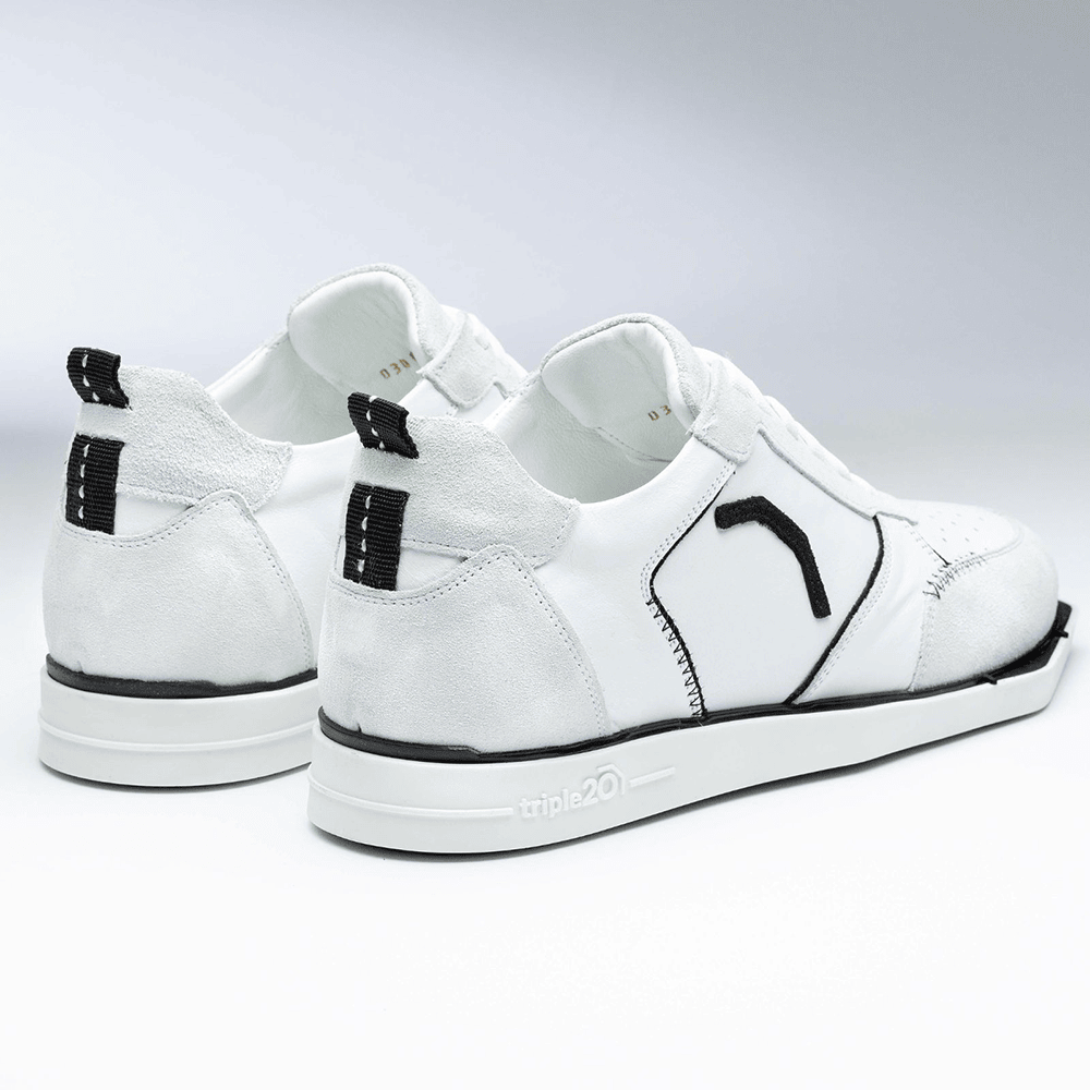 20100002-00_Triple20_Dartschuhe_Leder_Weiss_Schwarz_3 Die Abbildung zeigt die Triple20 Dartschuhe aus weißem Leder mit schwarzen Details. Die Schuhe haben eine sportliche Form und sind an der Sohle mit dem Schriftzug "triple20" versehen.