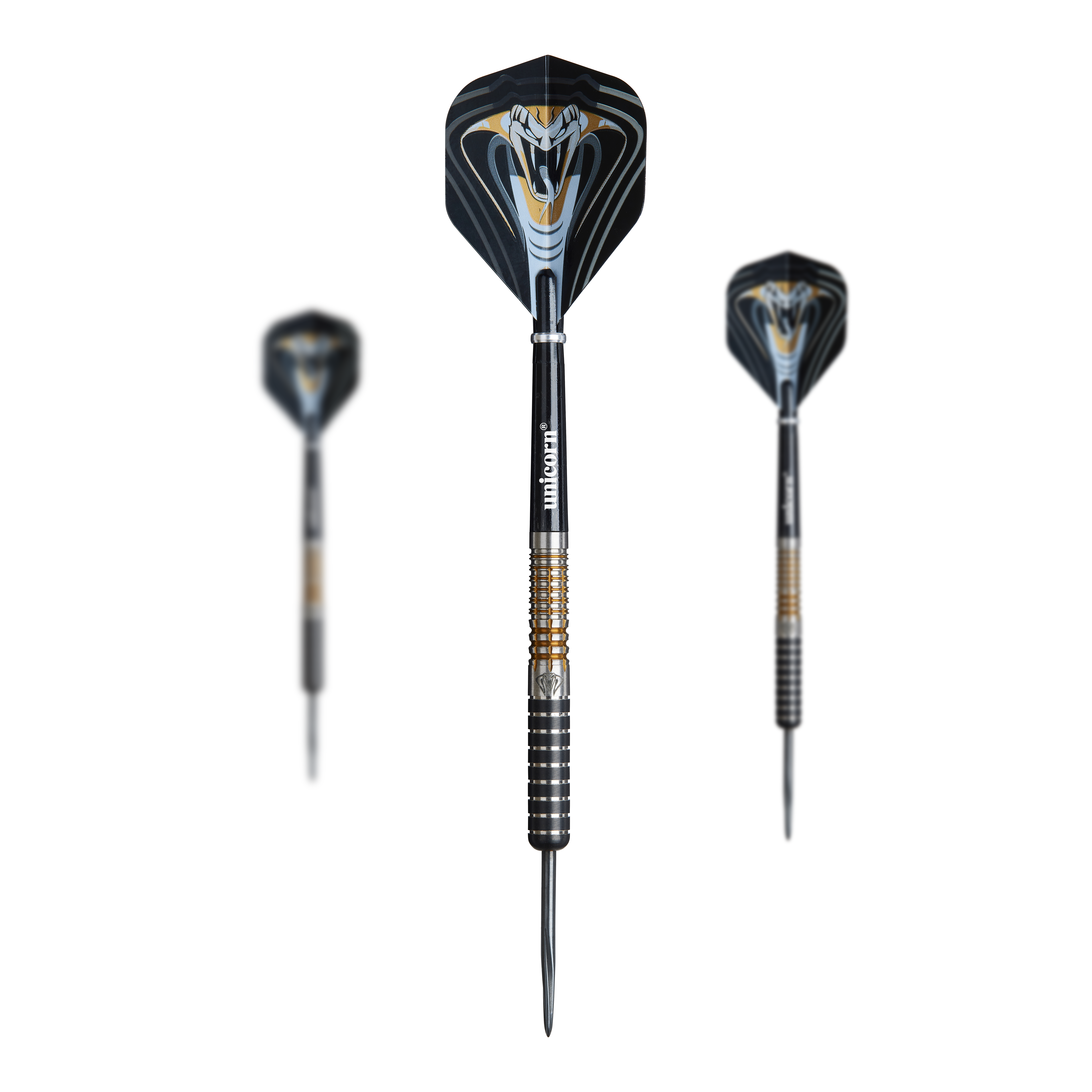 Auf dem Bild sind drei Steeldarts des Modells "Unicorn Maestro Jeffrey De Zwaan Phase 3" zu sehen. Die Darts haben schwarze Flights mit einem auffälligen, weißen Kobramotiv.