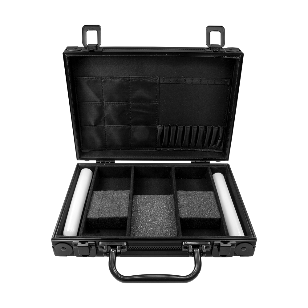 8025-01_Karella_Alukoffer_Schwarz_3 Der Koffer ist schwarz und im Inneren in mehrere Fächer unterteilt. Er hat aufklappbare Deckel mit zusätzlichen kleinen Taschen zur Aufbewahrung.
