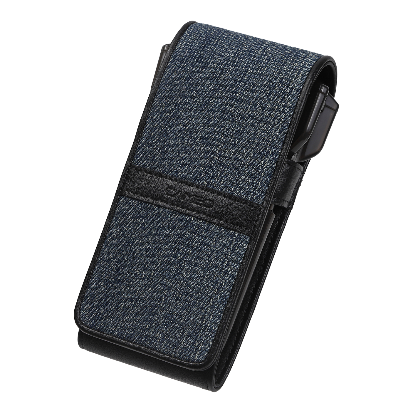 Estuche para dardos de hilo Cameo Das Bild zeigt ein Etui mit einem Bezug aus blauem Jeansstoff und schwarzen Lederakzenten. Es ist rechteckig und hat die Aufschrift "Cameo" auf dem schwarzen Lederstreifen.