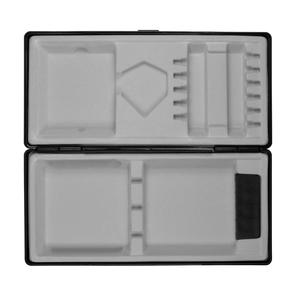 Caja de ABS con impresión personalizada Das Bild zeigt eine geöffnete schwarze Box mit mehreren Fächern und Einteilungen. Die Innenausstattung besteht aus hellem Schaumstoff, der zur sicheren Aufbewahrung verschiedener Gegenstände dient.