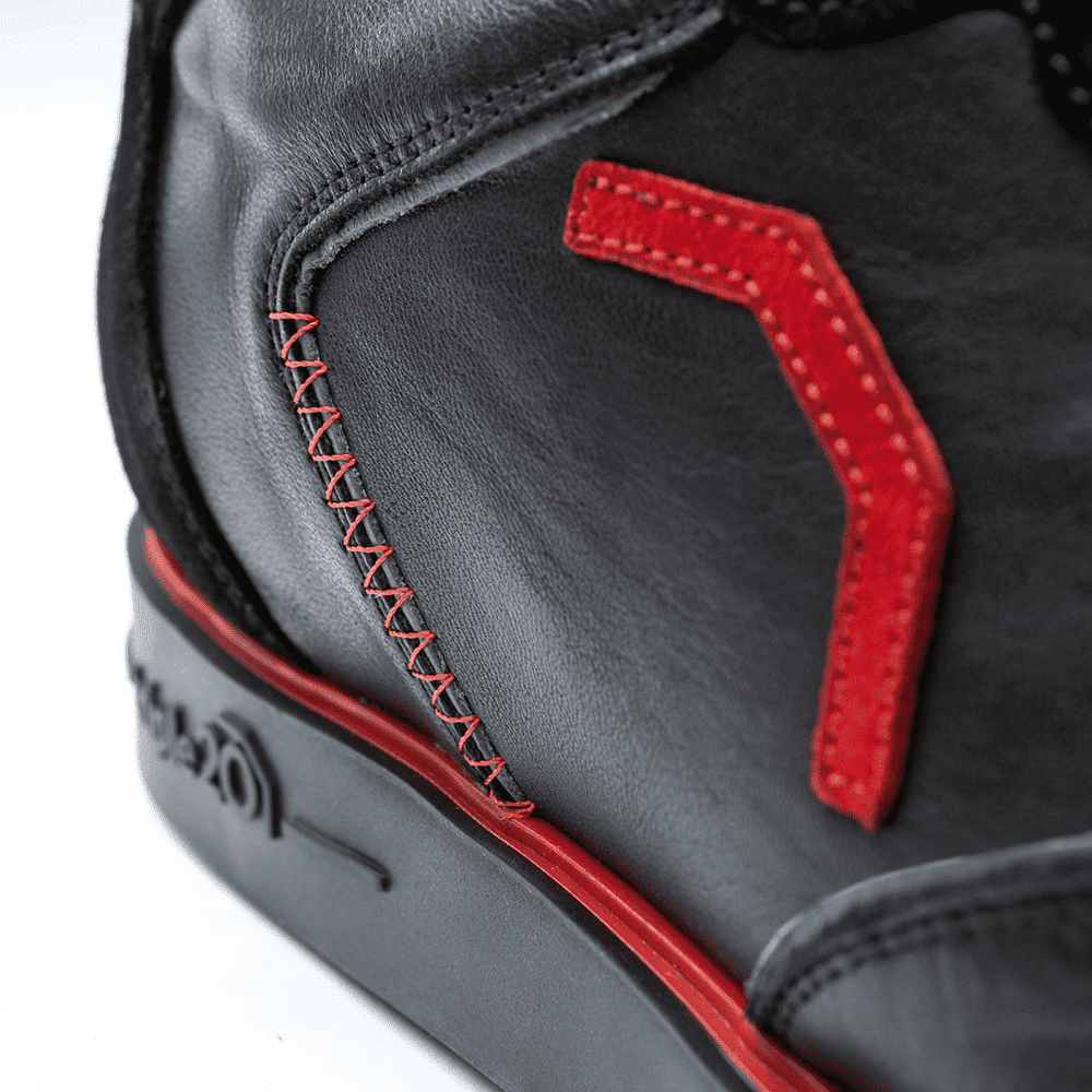 20101001-00_Triple20_Dartschuhe_Leder_Schwarz_Rot_5 Der Schuh besteht aus schwarzem Leder mit auffälligen roten Nähten und Applikationen. Auf der Sohle ist zudem ein roter Streifen zu sehen.