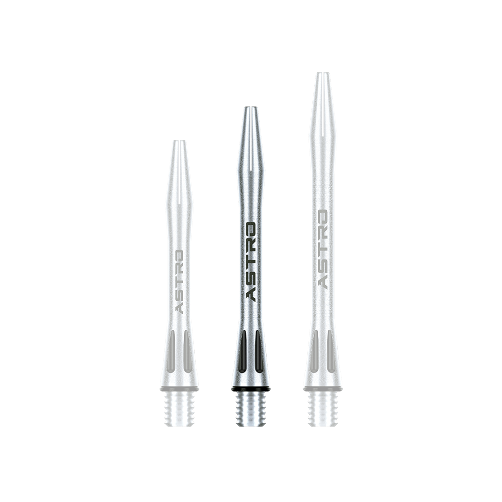 7012-401_Winmau_Astro_Aluminium_Shafts_Schwarz_41mm_1WWupY7azmQfMW Das Bild zeigt drei silberne Winmau Astro Aluminium Shafts in unterschiedlicher Länge. Auf jedem Shaft steht das Wort "ASTRO" und unten befindet sich ein schwarzes Design.