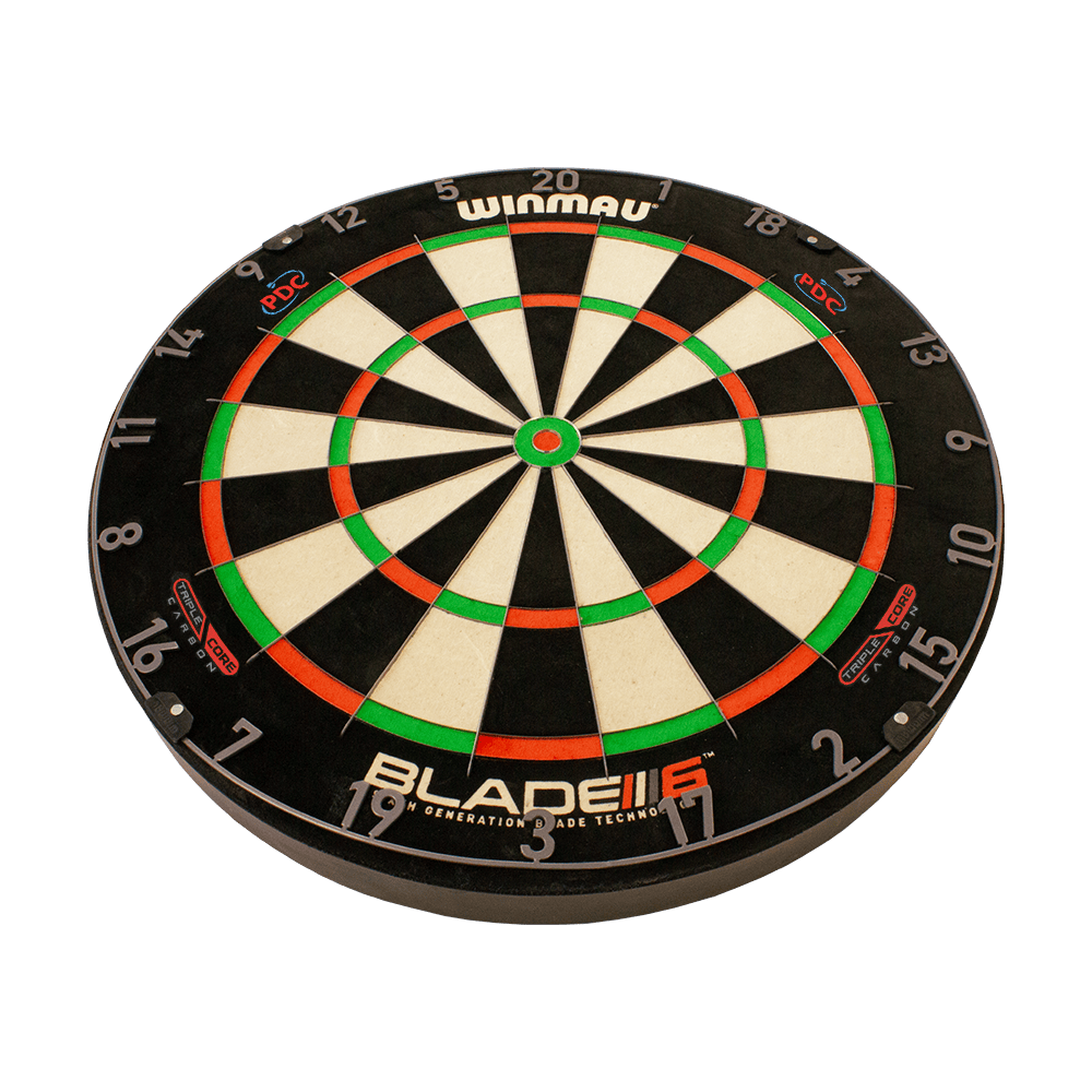 3032_Winmau_Blade_6_TripleCore_Steeldartboard_2_PDC Das Bild zeigt das Winmau Blade 6 TripleCore Steeldartboard. Die Dartscheibe hat ein klassisches Design mit schwarzen, weißen, roten und grünen Segmenten.
