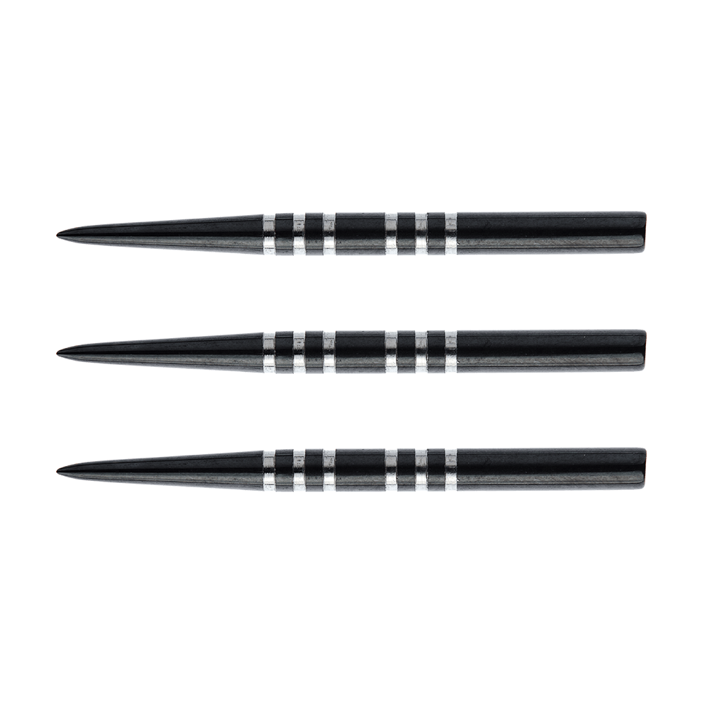 8375_Winmau_Re-Grooved_Steeldart_Spitzen_32mm_1 Das Bild zeigt drei schwarze Steeldart-Spitzen mit silbernen Rillen. Die Spitzen sind nebeneinander angeordnet und gehören zum Produkt "Winmau Re-Grooved Steeldart Spitzen".