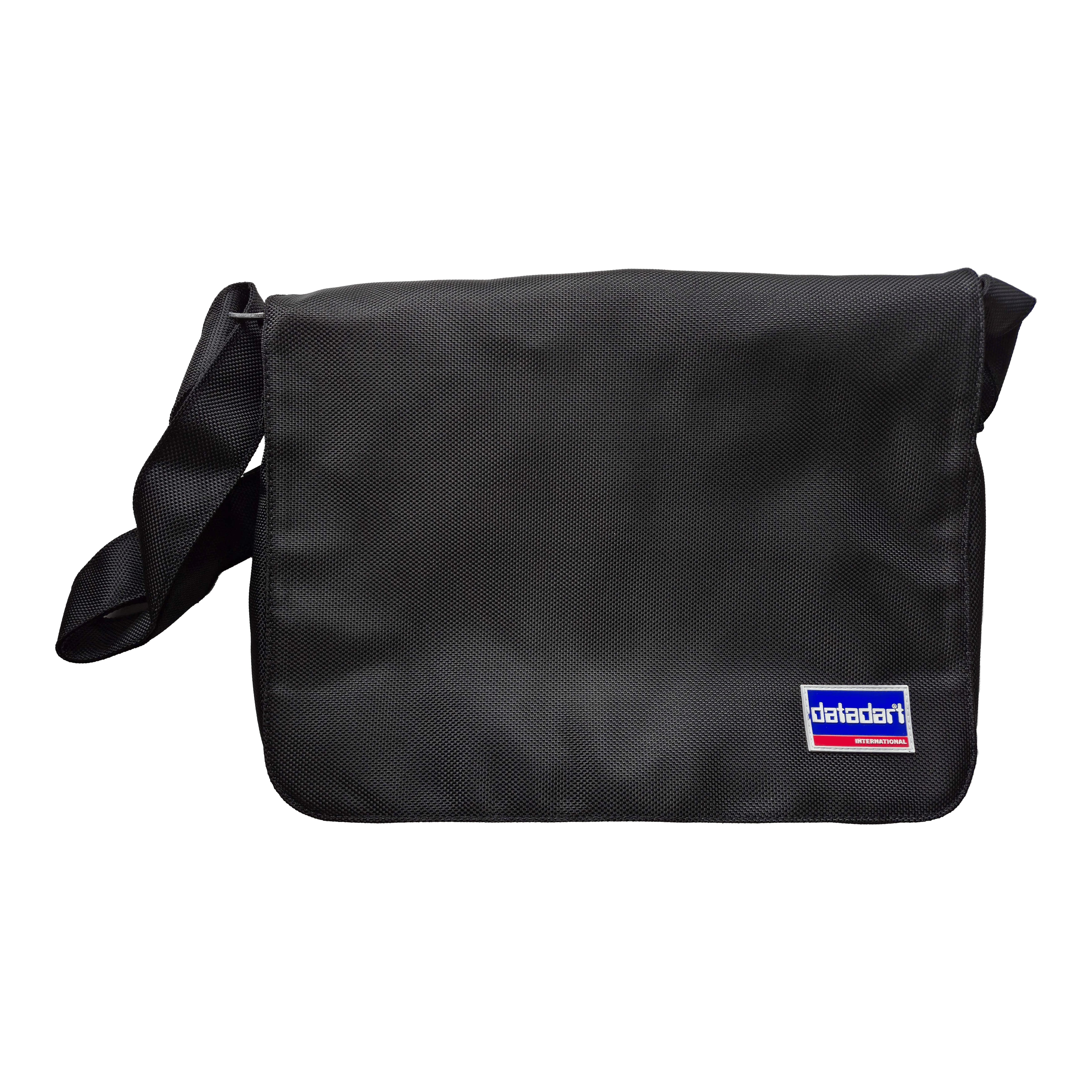 Bolsa para dardos DataDart Team - Negra Diese Abbildung zeigt die DataDart Team Darttasche in Schwarz. Die Tasche hat einen Schultergurt und ein kleines DataDart-Logo auf der Vorderseite.